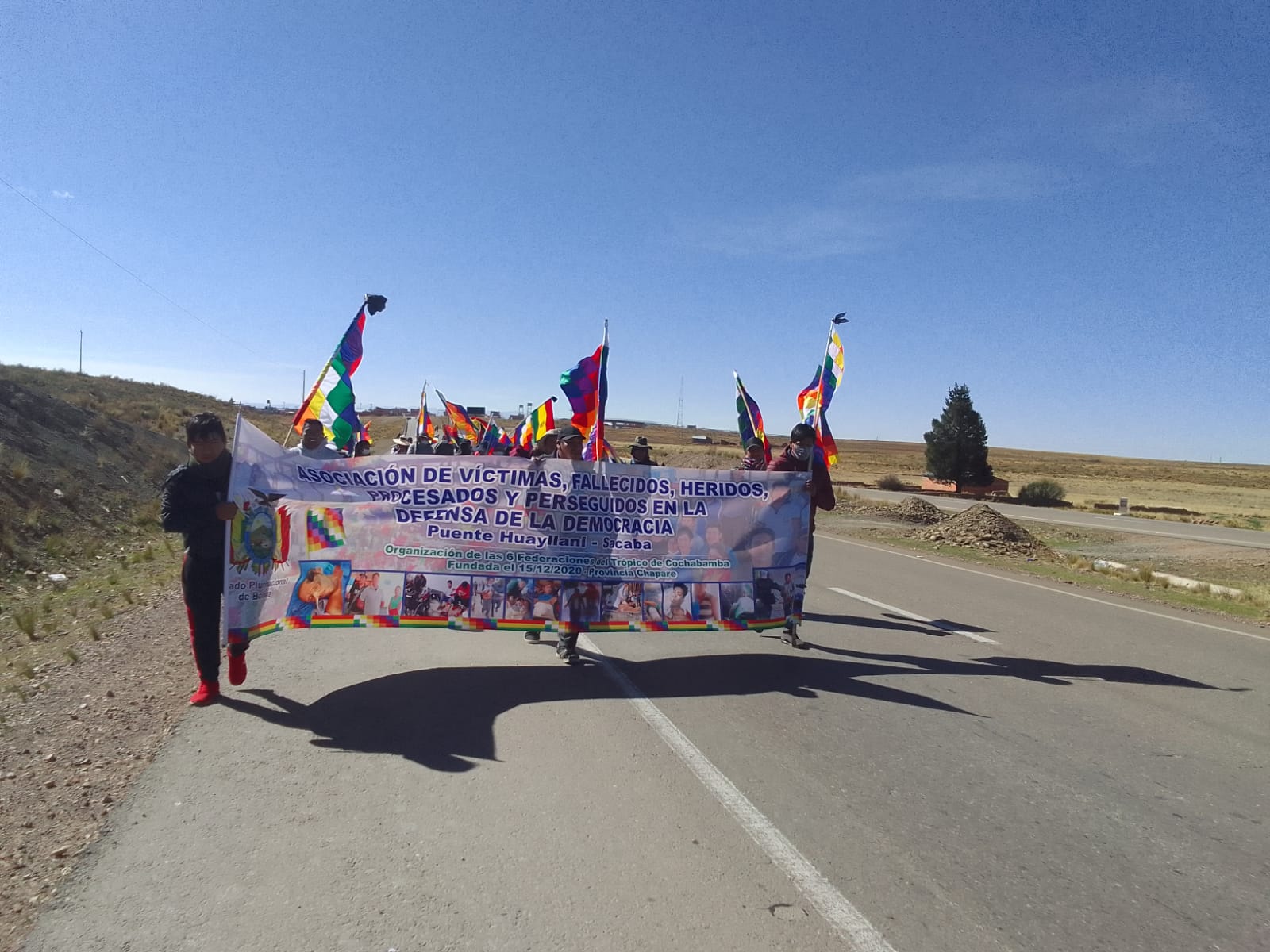 Familiares y víctimas de las masacres de Senkata y Sacaba marchan desde Caracollo en demanda de justicia