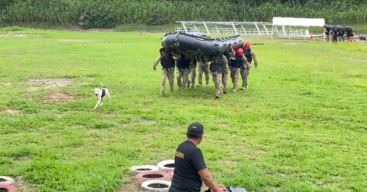 Buceadores de la Armada Boliviana entrenan a 15 metros de profundidad en el río Ichilo