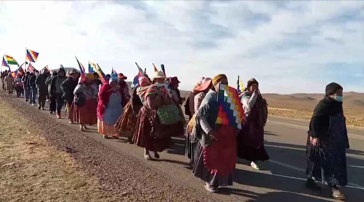 Víctimas de las masacres de 2019 cumplen segundo día de marcha rumbo a La Paz