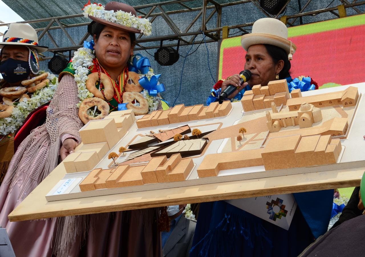 Ministra de Culturas entrega maqueta del proyecto de revitalización de la plaza principal de Laja