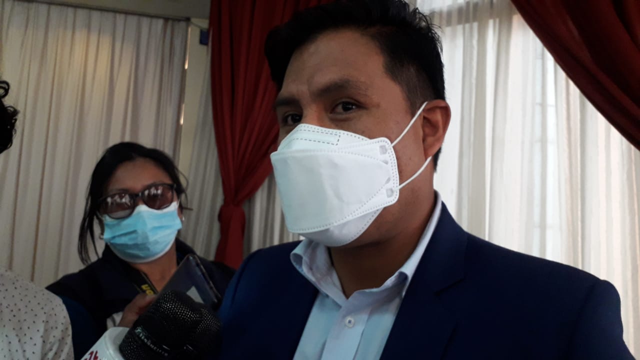 Auza accederá a tercera dosis contra el COVID-19 para desvirtuar información falsa sobre su vencimiento