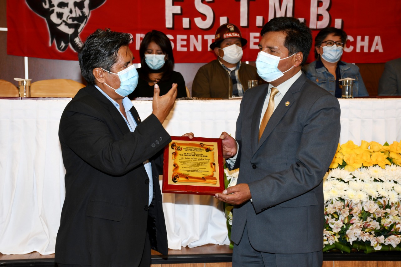 Confederación de Trabajadores de la Prensa otorga distinción al ministro de Educación