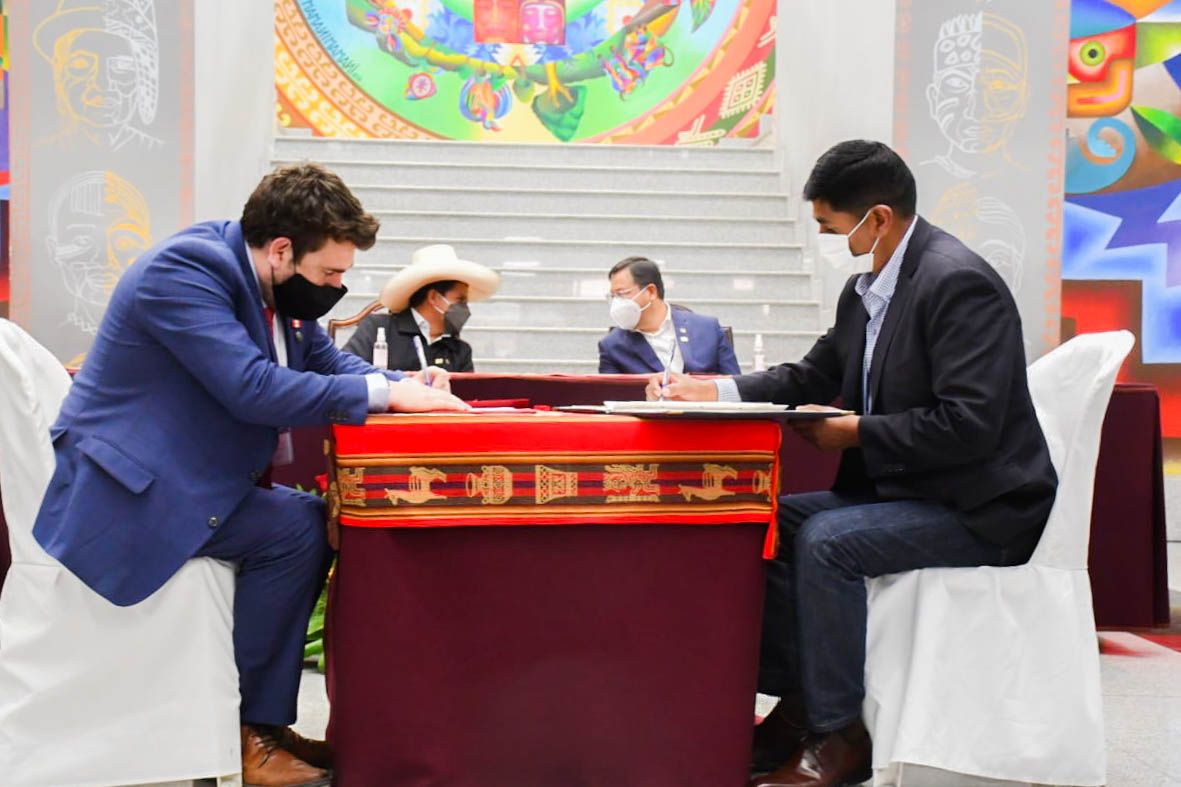 Senapi de Bolivia e Indecopi de Perú suscriben convenio de cooperación para fortalecer el registro de propiedad intelectual en ambos países