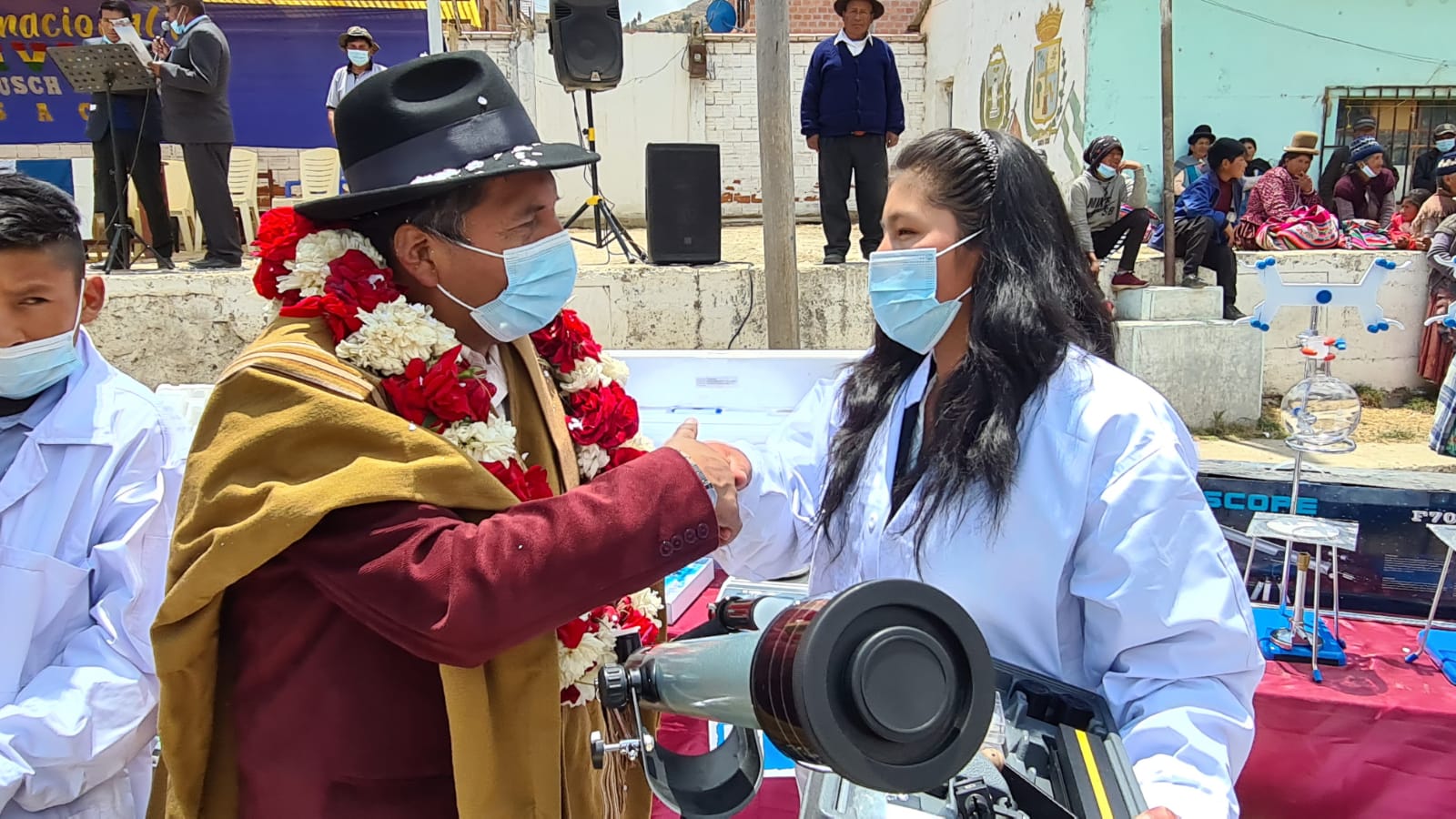 Estudiantes de Cairoma se benefician con equipamiento para laboratorios