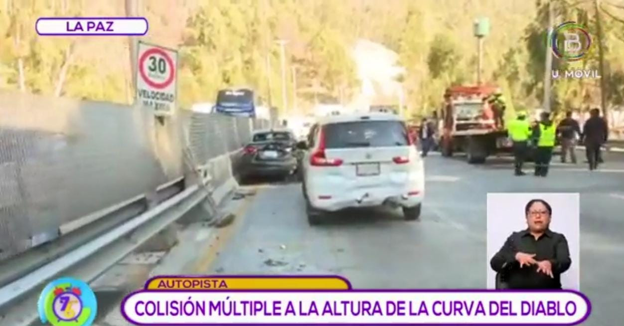 Choque múltiple en la autopista La Paz – El Alto deja al menos 11 vehículos afectados y varios heridos