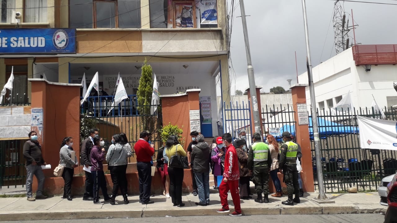 Dosis de esperanza: Padres de familia acuden con sus hijos a los puntos de vacunación anticovid