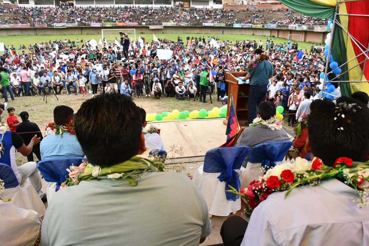 Presidente recibe apoyo de Caranavi y reitera que el Gobierno nunca aprobará normas que perjudiquen al pueblo