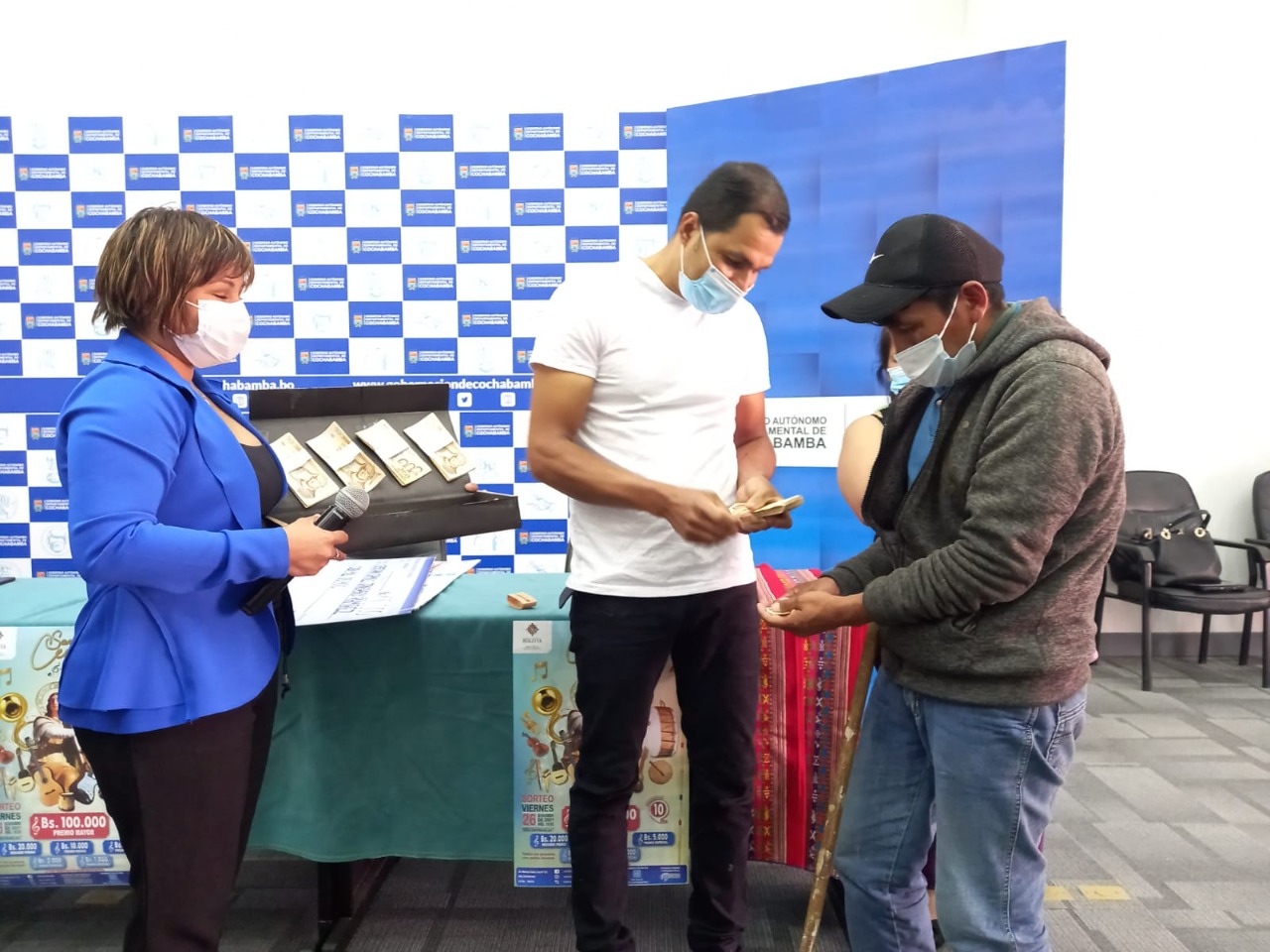 Ganadores de lotería comparten su premio con una persona con discapacidad