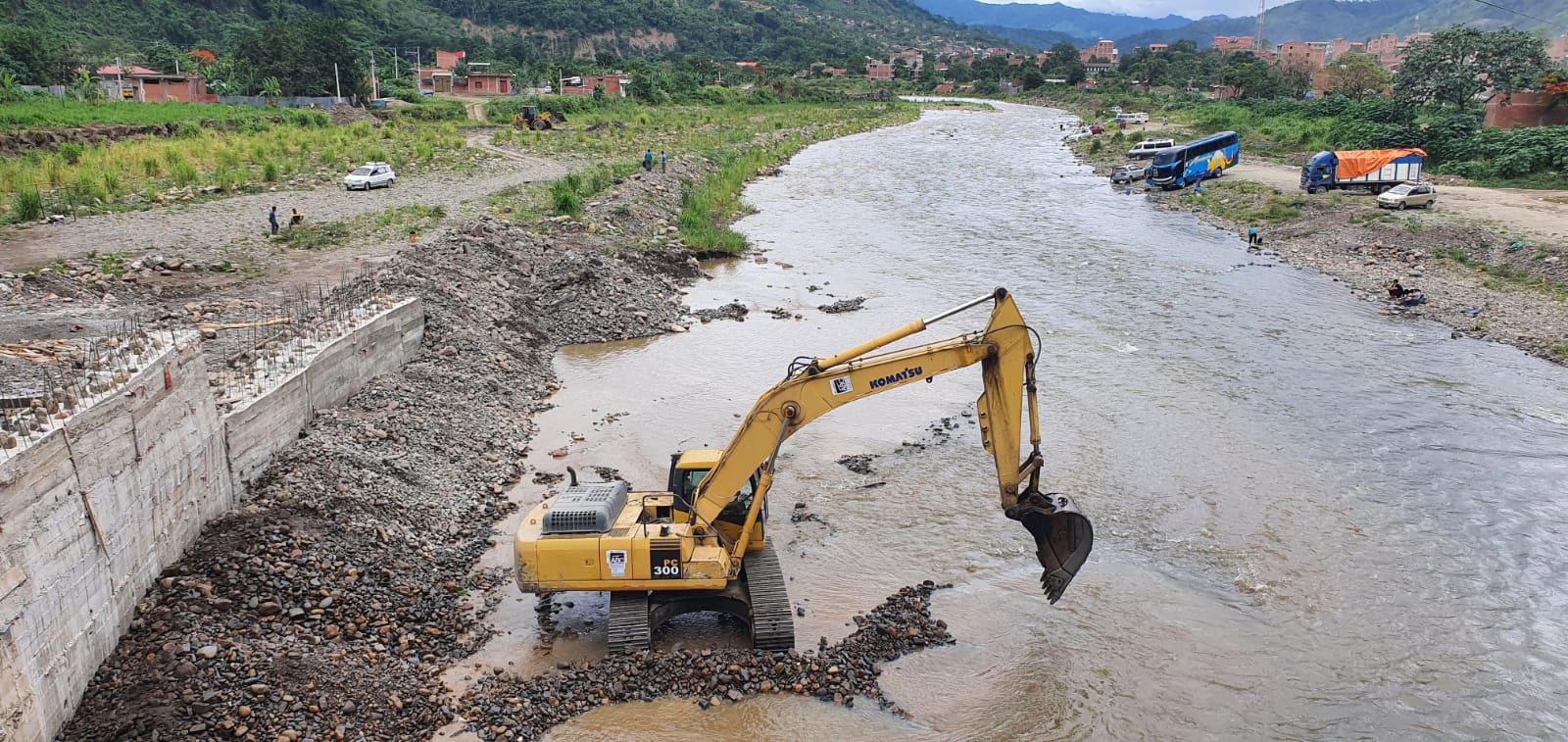 Alcaldía de Caranavi realiza el dragado del río Yara para prevenir desbordes e inundaciones