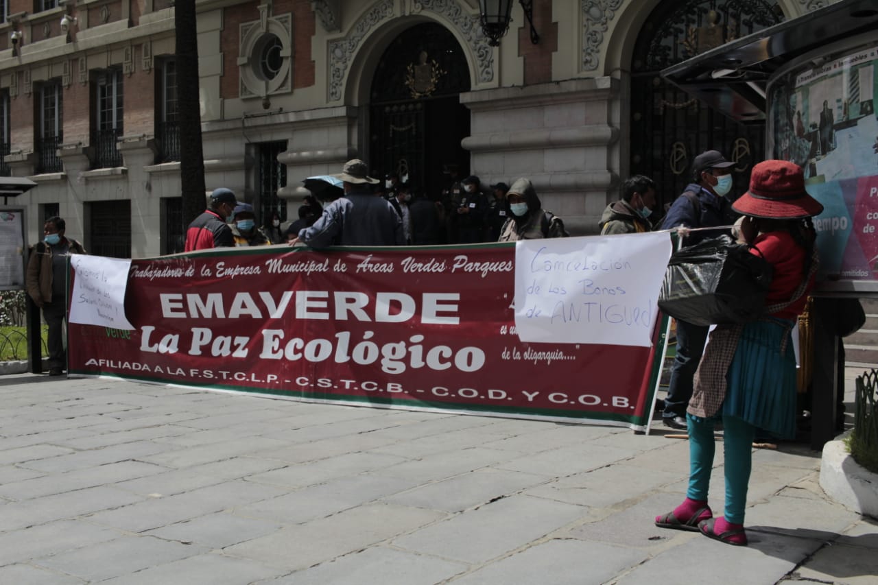Trabajadores de Emaverde exigen pago de salarios de octubre y noviembre adeudados por la Alcaldía de La Paz