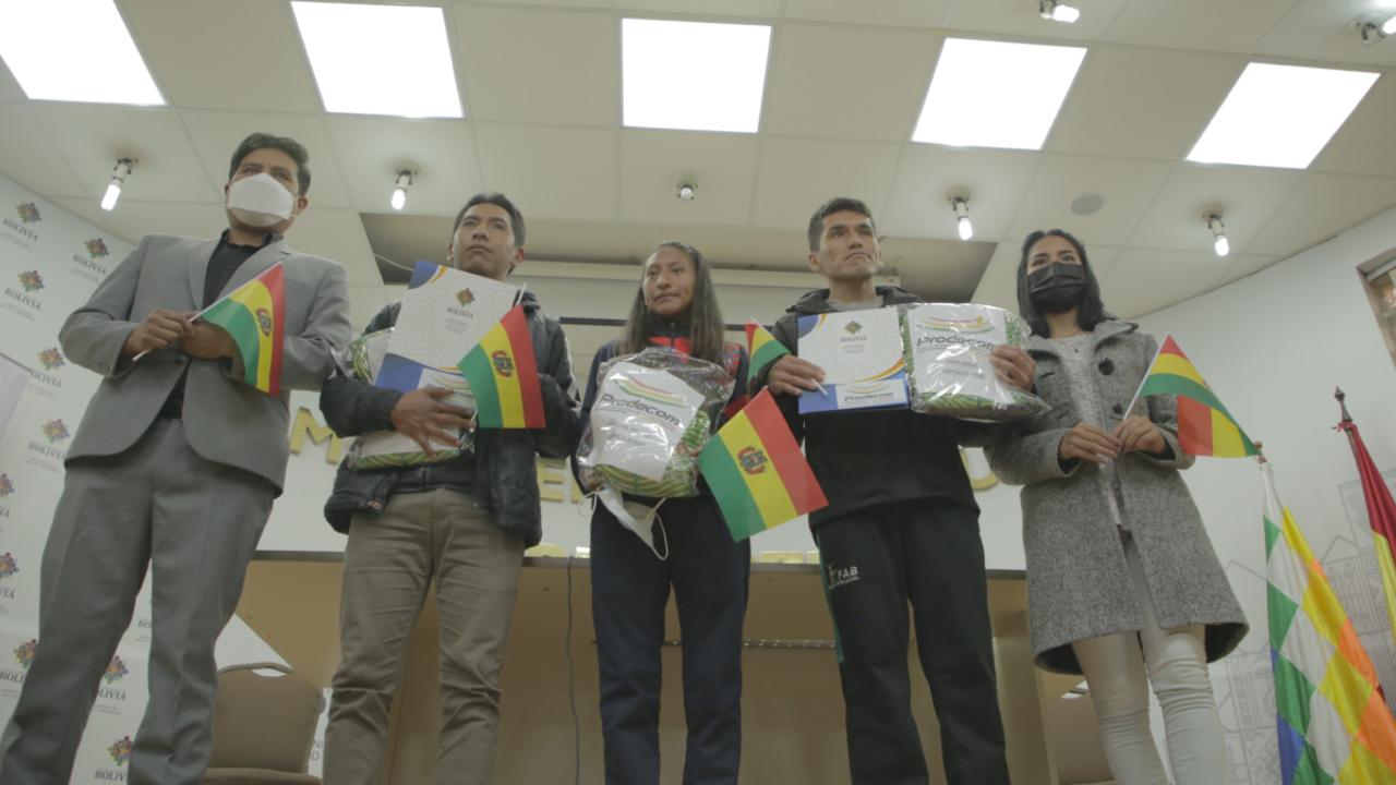 Gobierno apoya con pasajes e indumentaria a atletas que competirán en la Carrera Internacional de San Silvestre en Brasil