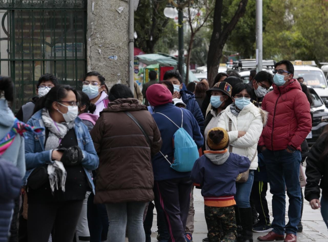 Largas filas en puntos de vacunación contra el COVID-19 en La Paz