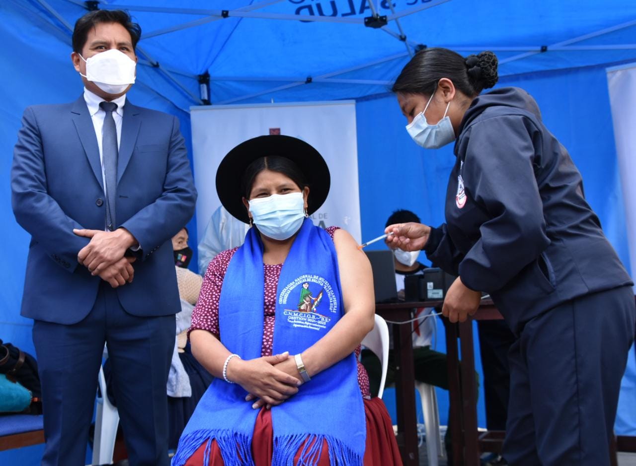 COVID-19: Salud abre punto de vacunación en La Paz y anuncia ampliar horarios de atención