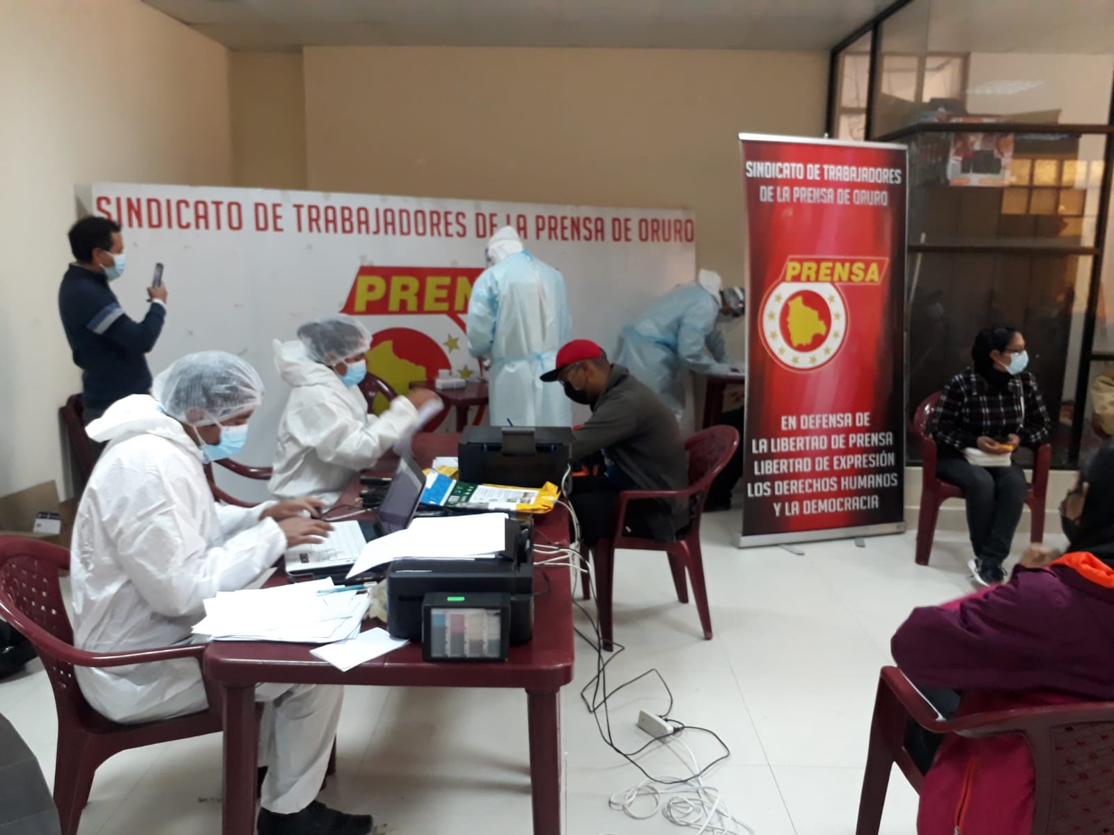 Periodistas de Oruro acceden a pruebas gratuitas de antígeno nasal distribuidas en todo el país
