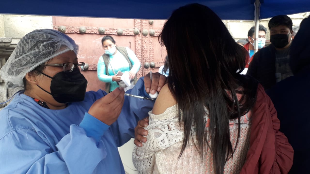 COVID-19: Dos puntos de vacunación en la Plaza Mayor de San Francisco aplican más de 400 dosis diarias
