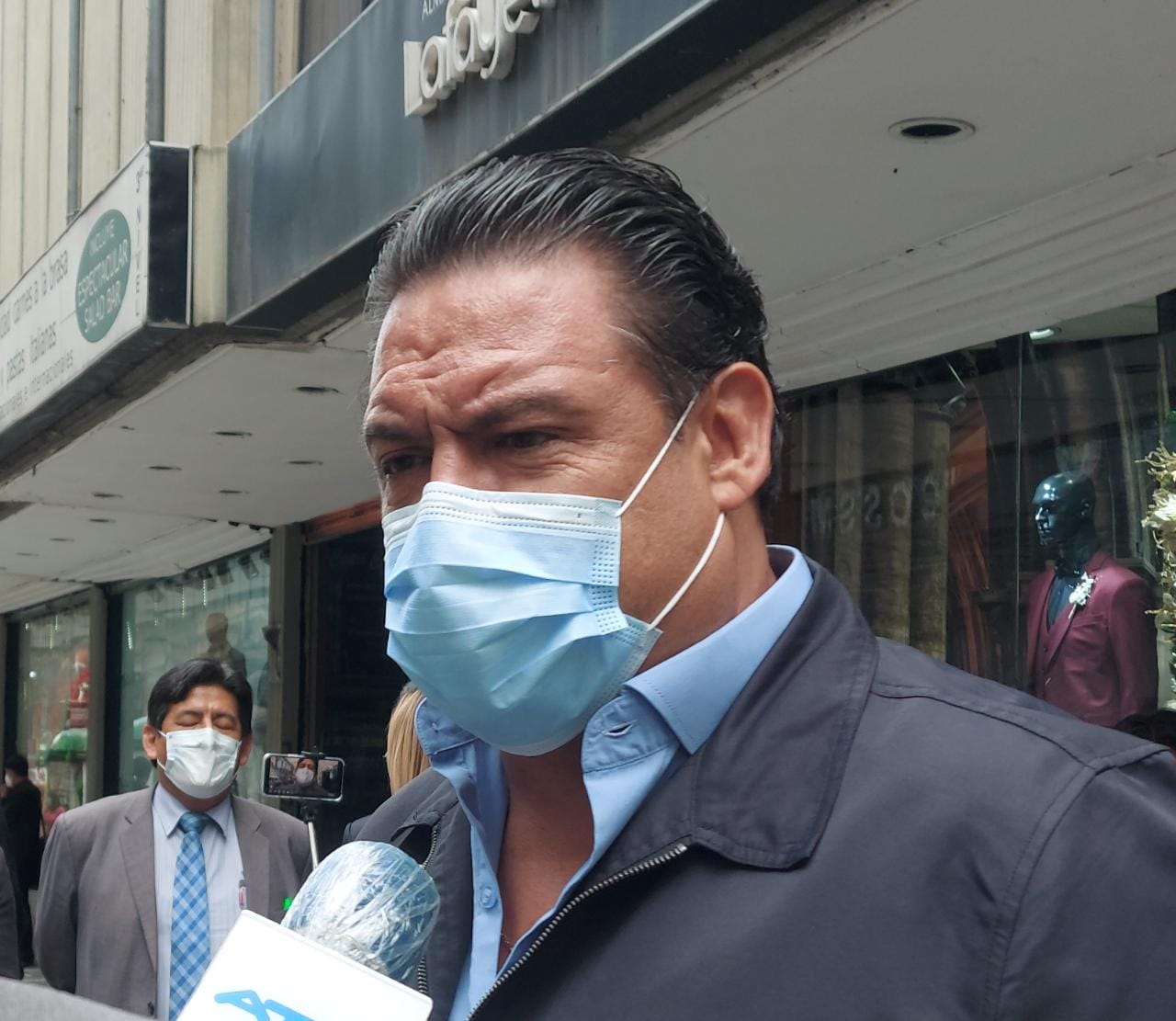 Revilla se presenta a declarar en la Fiscalía por presunto sobreprecio en la compra de buses PumaKatari