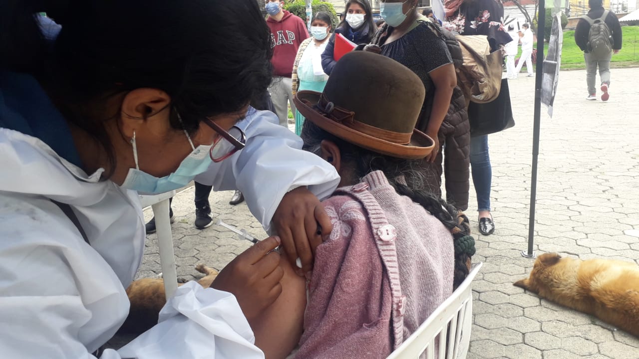 El fin de semana habilitan puntos móviles de vacunación anticovid en La Paz