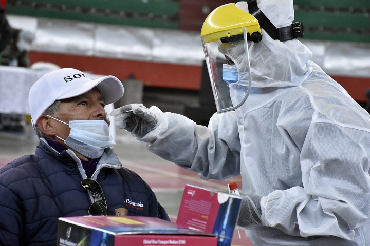 OPS pide a países priorizar las pruebas rápidas para las personas con síntomas de COVID-19