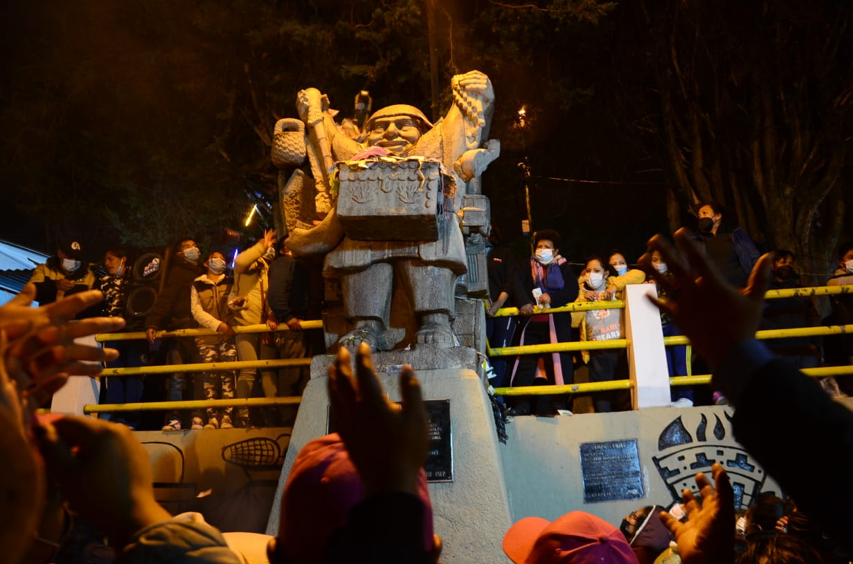 La Alasita inició esta madrugada con una tradición de agradecimiento al Ekeko