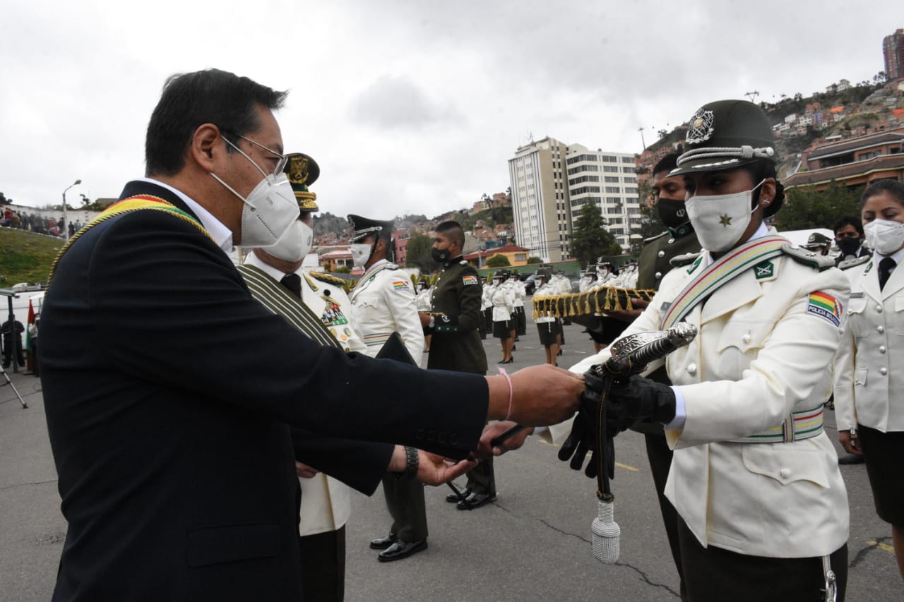 Presidente pide el compromiso permanente de la Policía con la democracia y la lucha contra la corrupción (amplia)