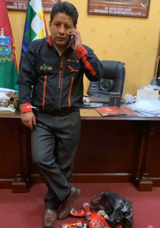 El gobernador Santos Quispe es arrestado por consumir bebidas alcohólicas en su despacho