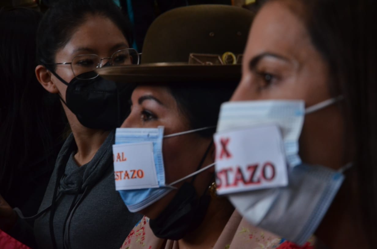 Concejalas advierten que deuda de Arias hipotecará a los paceños hasta el año 2032