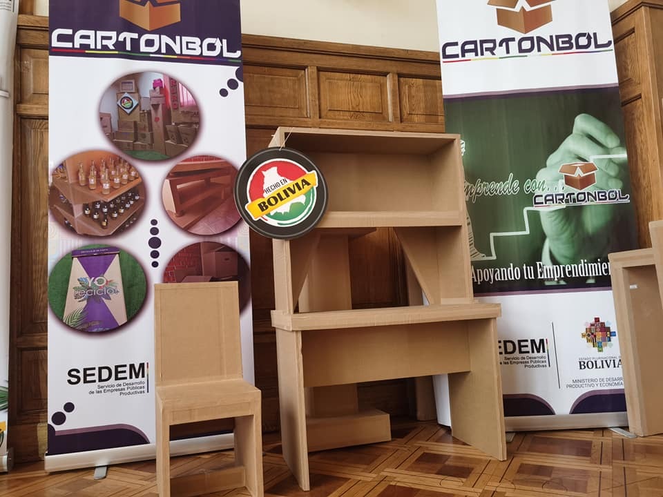 Empresa estatal promociona escritorios de cartón cómodos, ecológicos y a precios accesibles