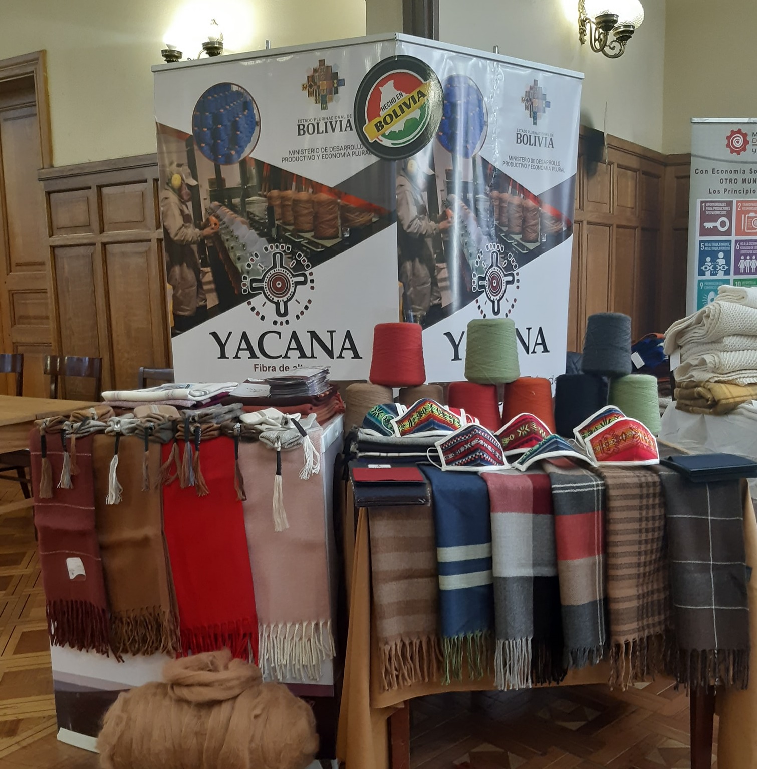 Yacana oferta mantillas de alpaca a Bs 205 por el Día de la Madre