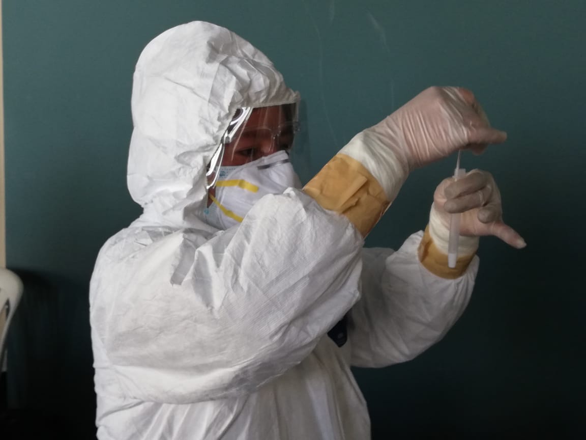 Realizan pruebas de coronavirus al personal que trabaja en el aeropuerto de El Alto