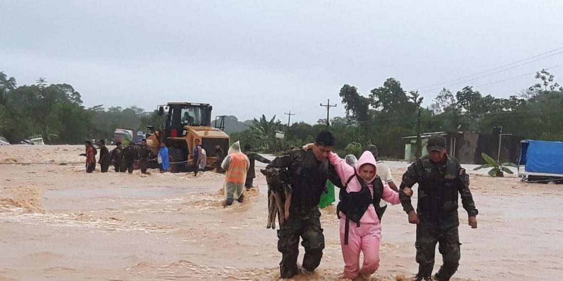 Obras Públicas despliega maquinaria pesada al Trópico de Cochabamba para coadyuvar en la transitabilidad