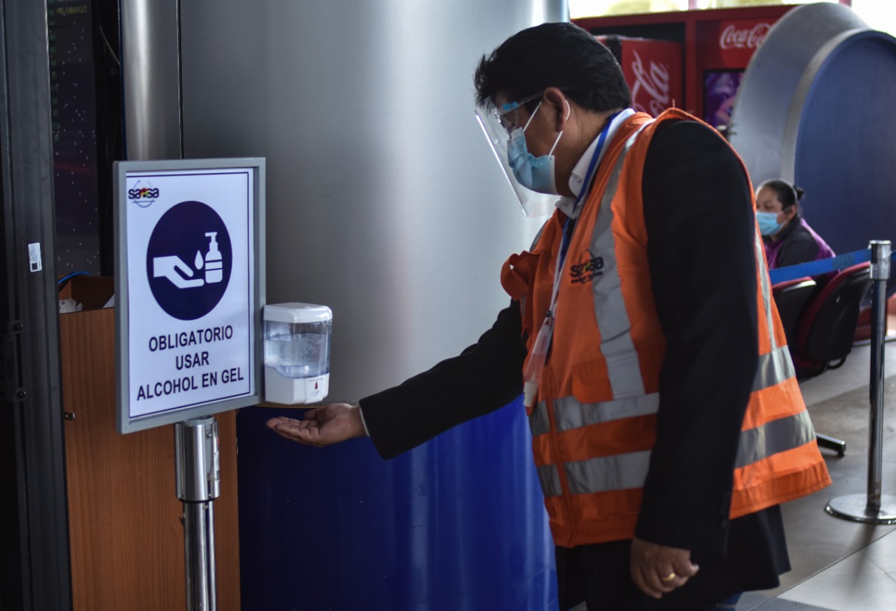 Ministro de Obras Públicas inspecciona protocolos de bioseguridad en el Aeropuerto de El Alto