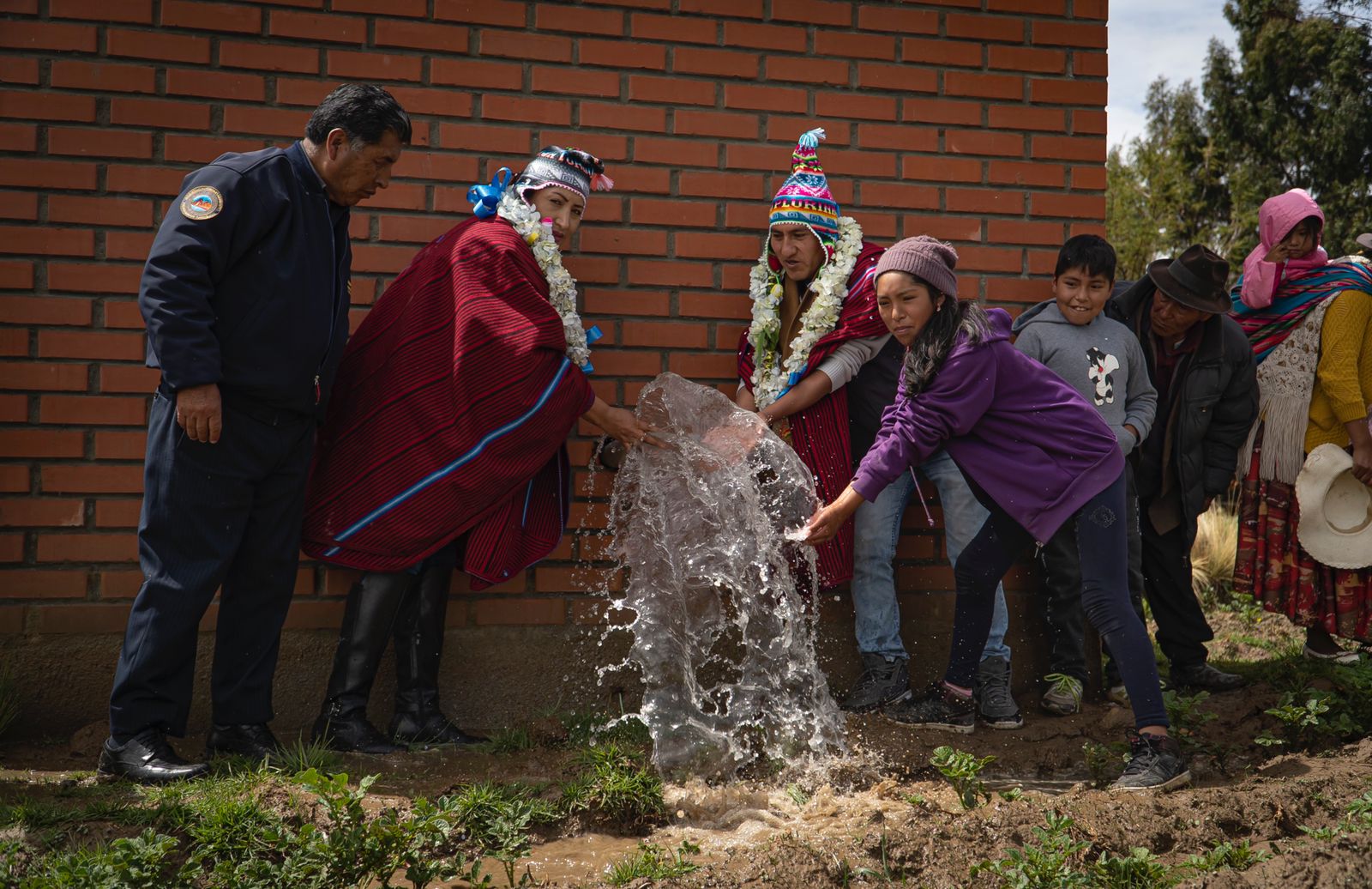 Entregan sistemas de agua subterránea por Bs 1,4 millones para fortalecer la producción agropecuaria y lechera en Carabuco