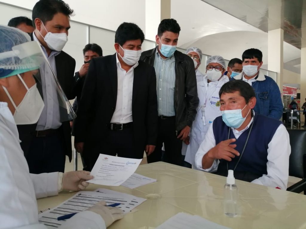 Aplican pruebas de detección de COVID-19 a funcionarios del aeropuerto de Alcantarí, en Chuquisaca