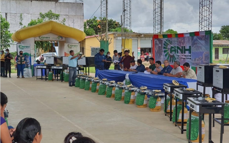 Familias de Yapacaní afectadas por las inundaciones reciben ayuda del Ministerio de Hidrocarburos