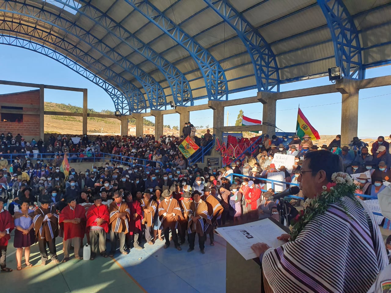 Habitantes de Yamparáez se benefician con la entrega de un campo deportivo multifuncional (amplia)