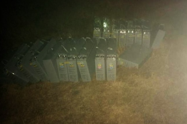 Sorprenden a tres sujetos sustrayendo baterías de telecomunicaciones de Entel en Huatajata