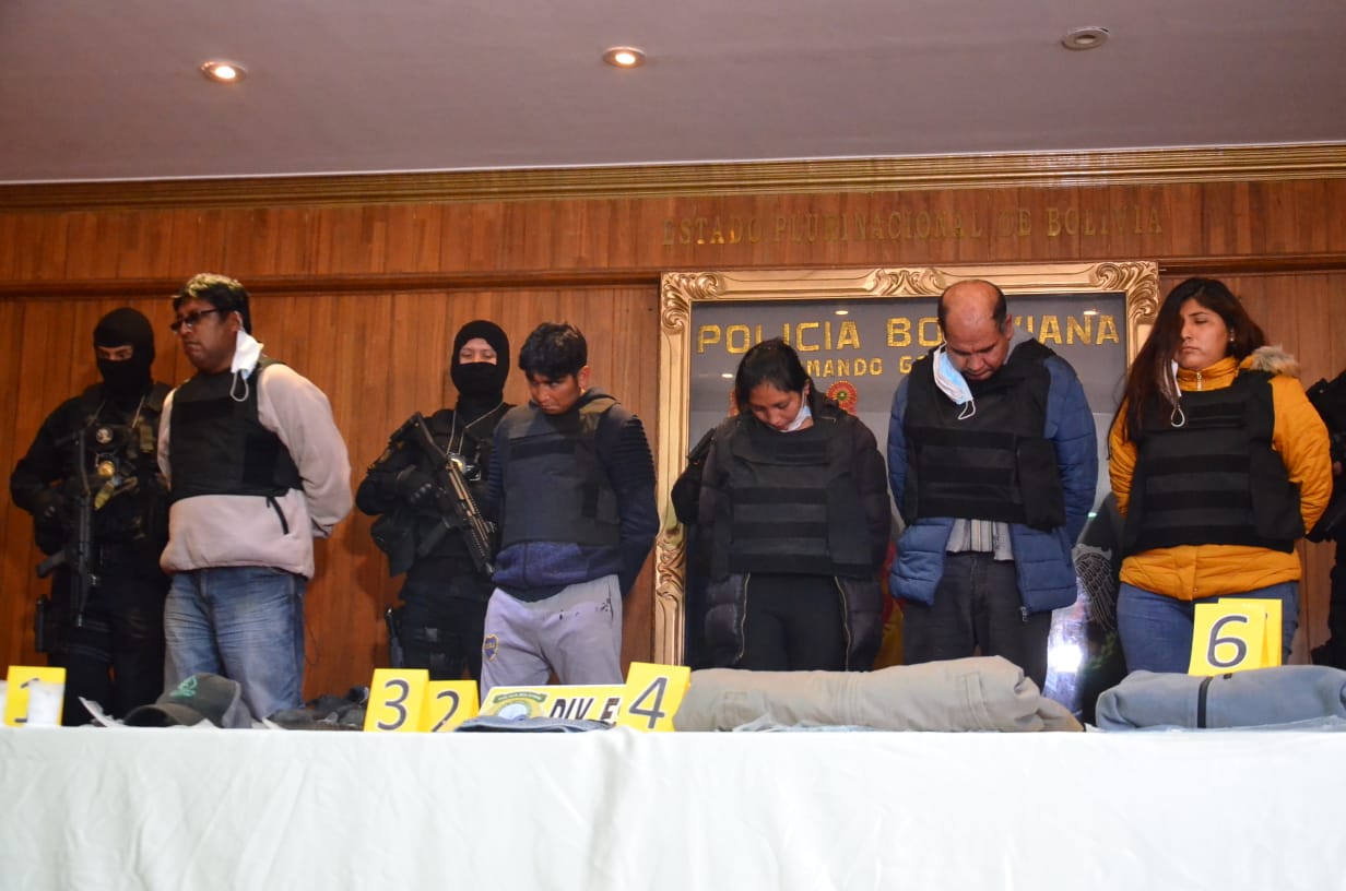 Policía presenta a cinco aprehendidos por atraco a librecambista en Sopocachi