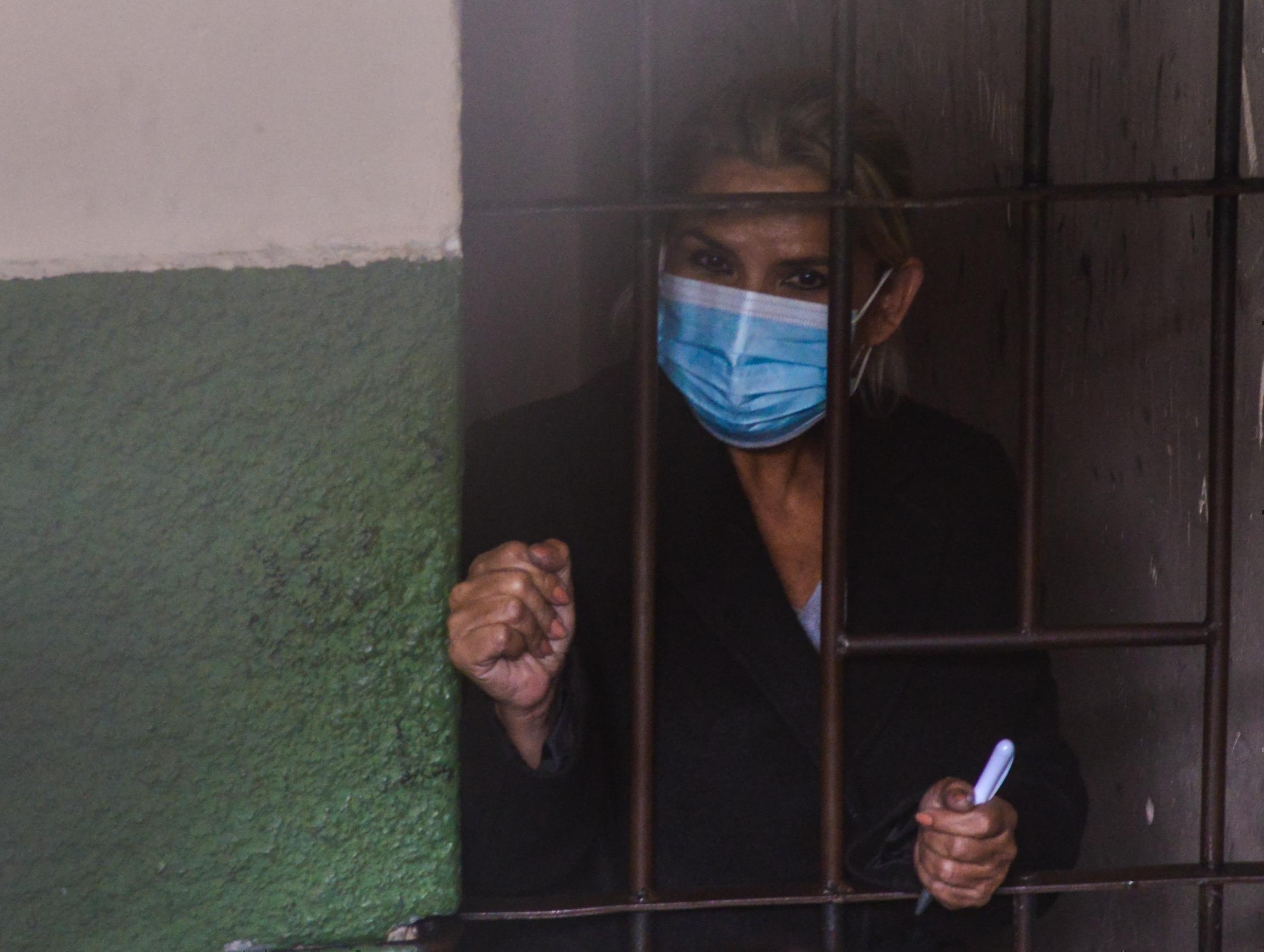 Juez revoca traslado de Áñez a un centro médico; personal del IDIF evaluará su condición de salud