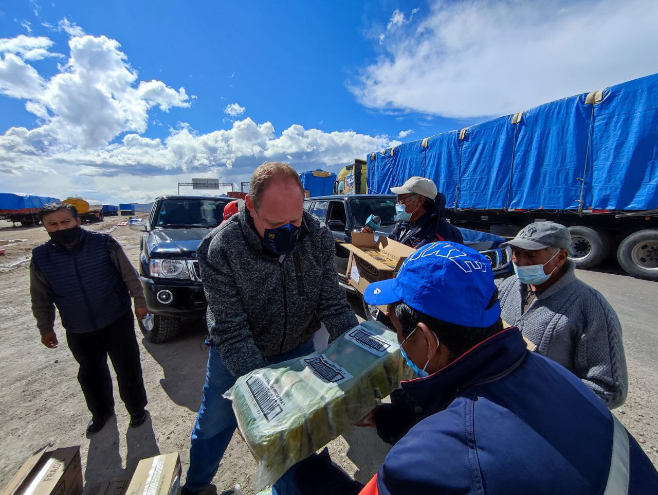 Gobierno entrega víveres y brinda atención médica a chóferes varados en frontera con Chile