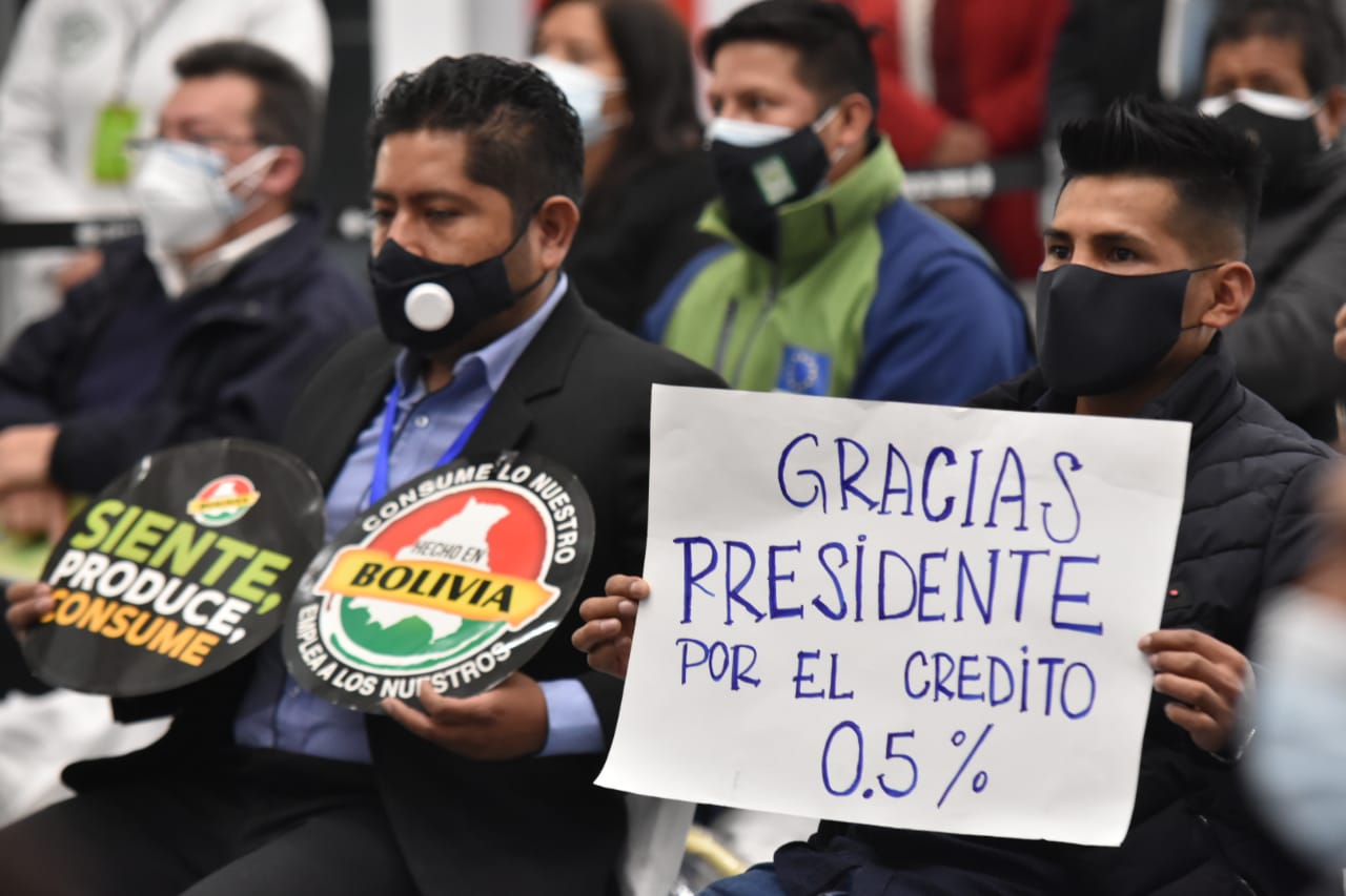 Presidente entrega créditos para la reactivación de la industria nacional y la creación de empleo