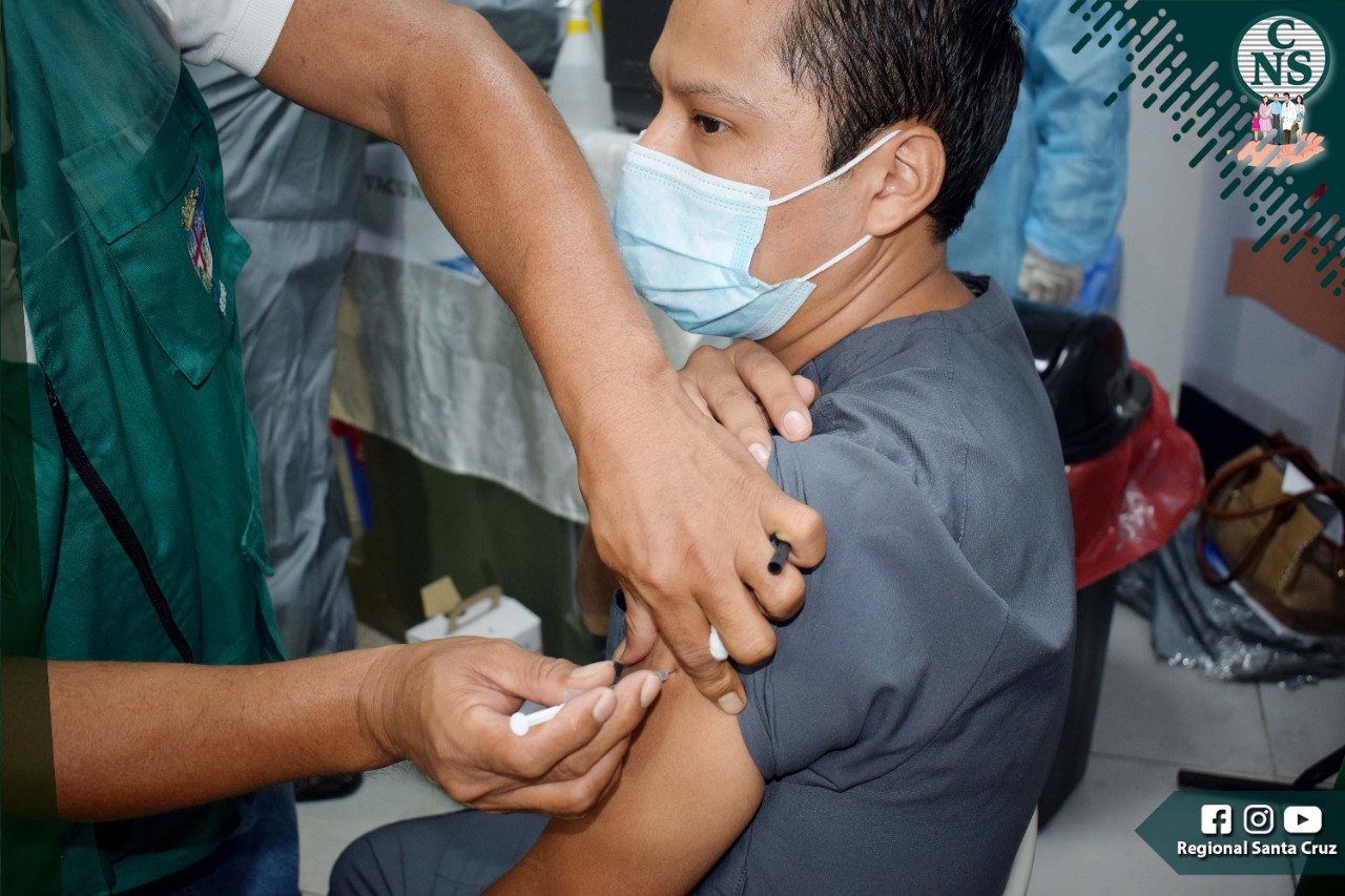 Vacunación anticovid llega a las cajas de salud de Santa Cruz