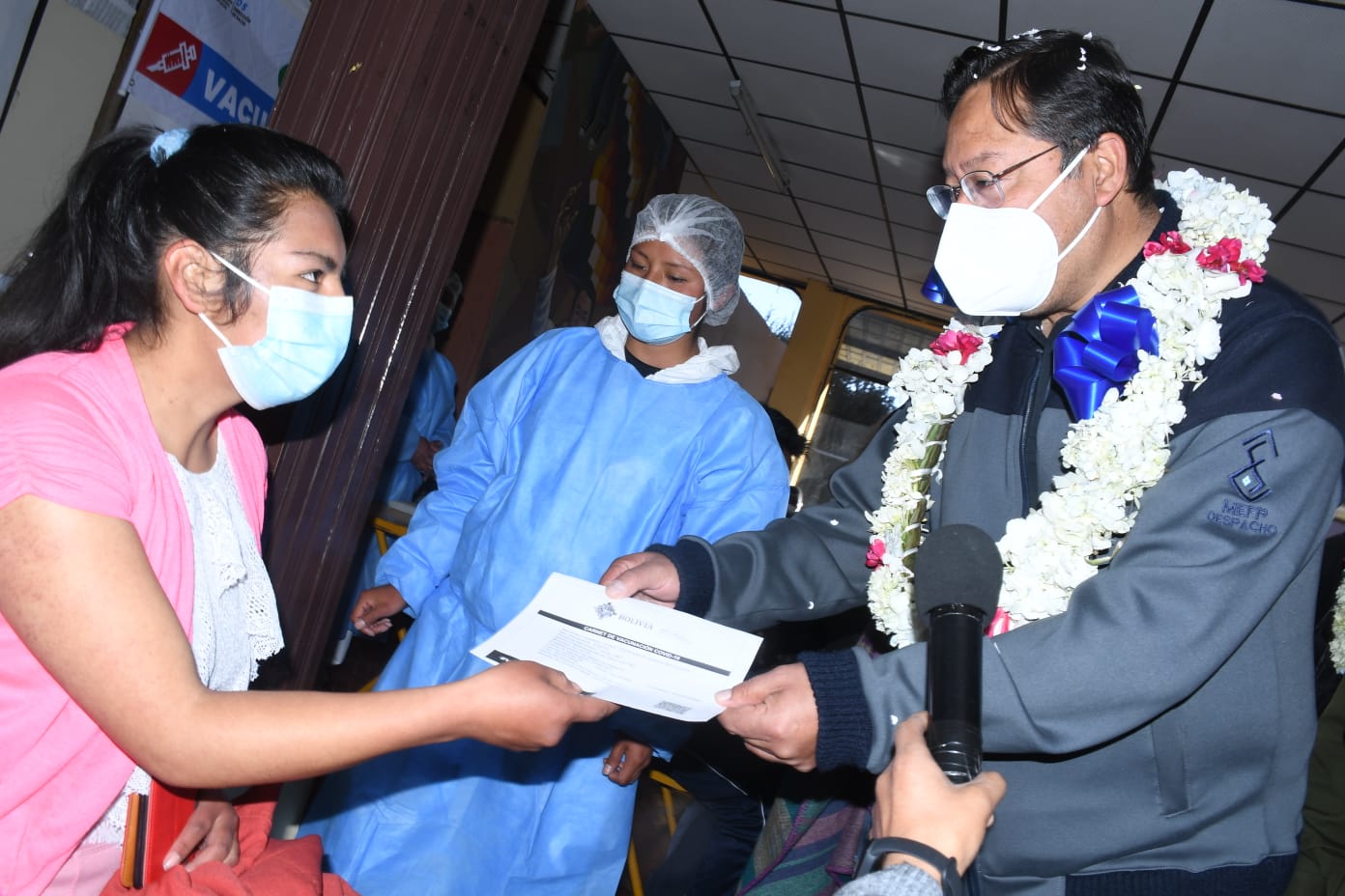 Presidente Arce comienza su visita a los nuevos 14 puntos de vacunación instalados en El Alto