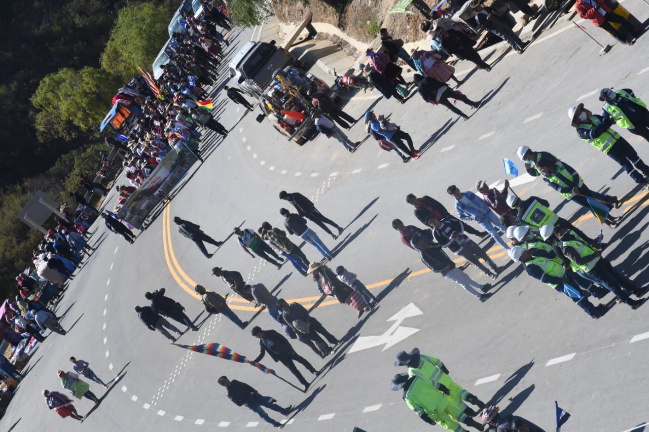 Gobierno entrega el primer tramo de la carretera Epizana - Comarapa, en Cochabamba