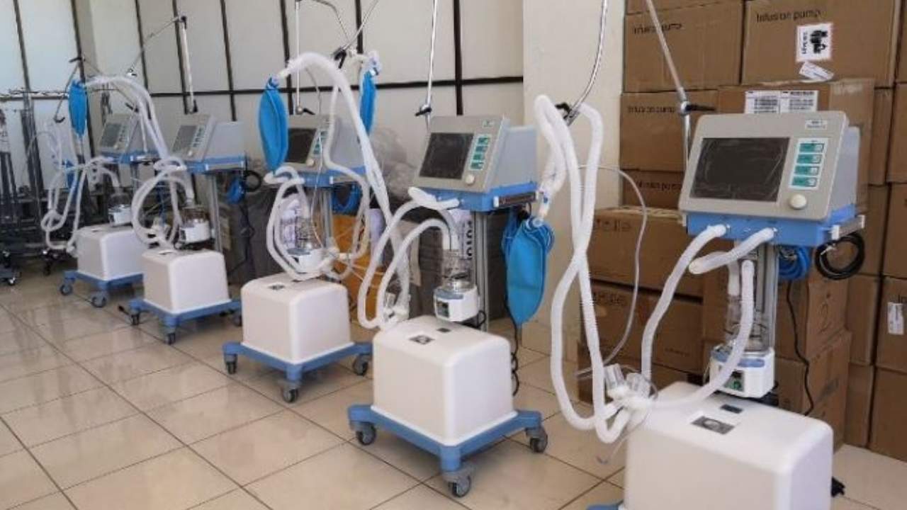 Policía desprecinta y entrega 19 ventiladores chinos al CEASS para uso en hospitales COVID-19