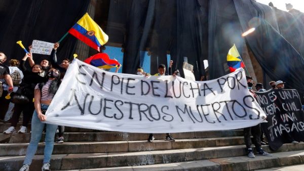 Policía colombiana reprime marchas pacíficas en Bogotá y Popayán