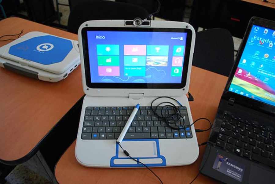 Gobierno retomará la producción de computadoras Quipus para distribuirlas a maestros y estudiantes