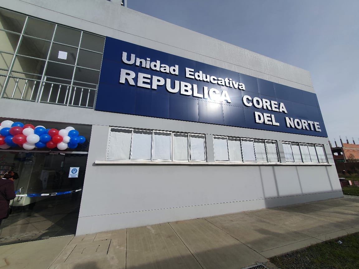 El Alto se beneficia con una moderna unidad educativa en su mes aniversario (amplia)