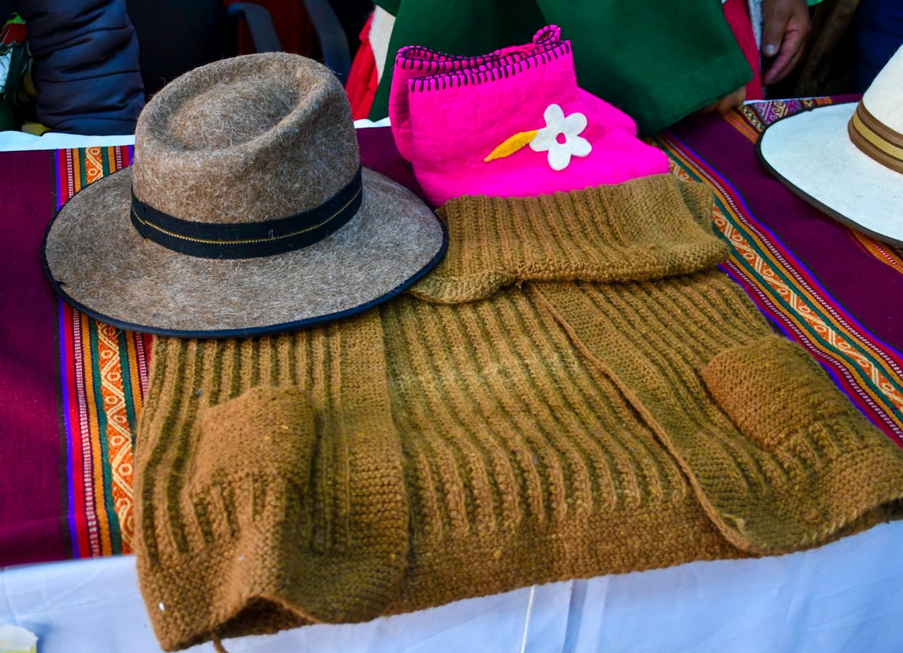 Productores realizan la feria artesanal “Festillama” en Santiago de Callapa