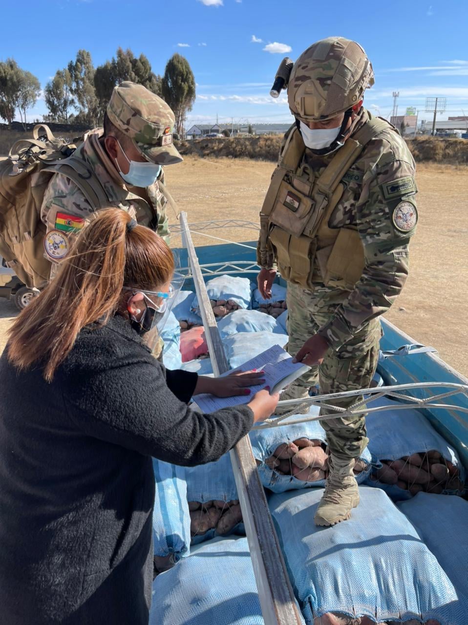 Interceptan dos camiones con contrabando proveniente de Perú