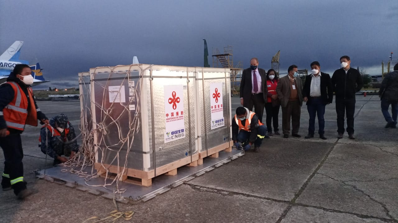 Lote de 200.000 vacunas Sinopharm y 4,2 millones de jeringas llega a la ciudad de El Alto (adelanto)